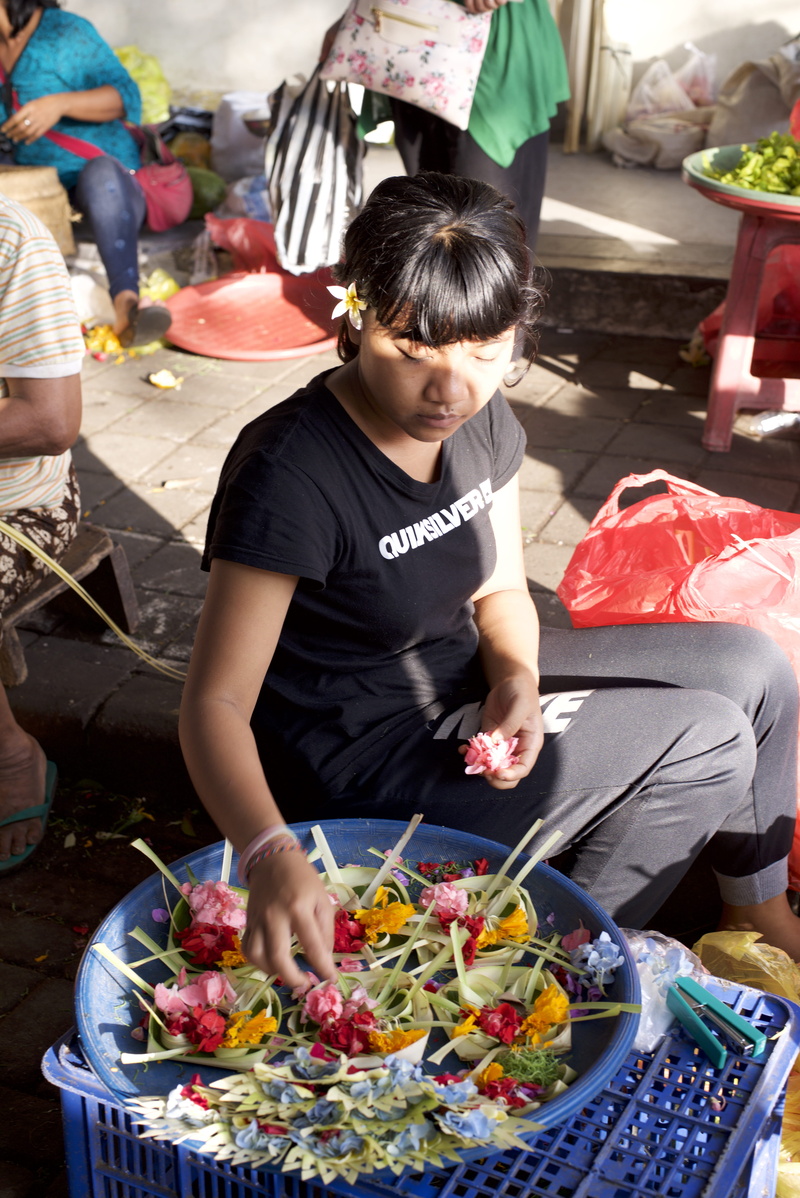 indonesia, childhood, men, food and drink, urban, sitting, women, young woman, looking away, pasar, casual clothing, front view, child, preparing, cute