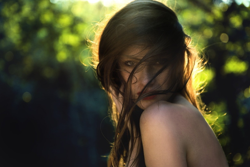 contemplation, brown hair, one person, long hair, focus on foreground, lifestyles, hair, hairstyle, women outdoors, model, day, side view, woman, beautiful woman