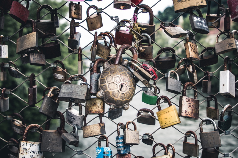 outdoors, 5K, close-up, positive emotion, street, heart, no people, fence, graz, city, protection, old, large group of objects, sidewalk, eternity, love lock