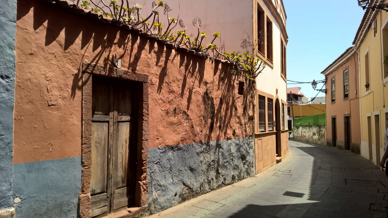 architecture, building exterior, building, built structure, town, the way forward, house, shadow, residential district, no people, roadway, little town
