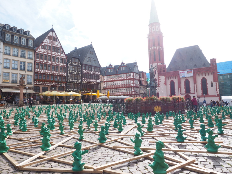 tower, ostzeile of the römerberg, art, day, 4K, plastic figures, fountain of justice, place of worship, unit males, centre city centre, römerberg, figure work of art