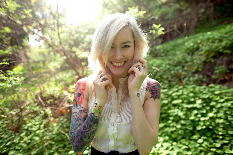 smiling, Brittany Bao, looking at viewer, model, white hair, white tops, tattoo, 1080P, blonde, women, tattoo sleeve