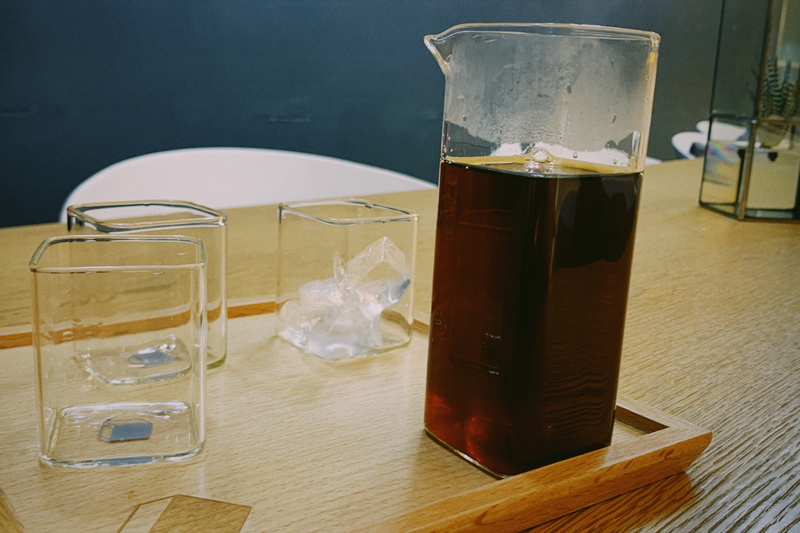 household equipment, seasoning, ren min ri bao zhe jiang ji zhe zhan, rest, food, jar, measuring cup, frozen, ice cube, alcohol, food and drink, indoors