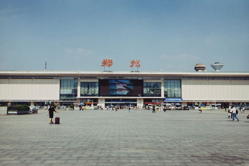 zhengzhou shi, adult, shang hai 7 + 7 bao zi dian （ zheng zhou zong dian ）, city, 2K, people, building, urban, town square, downtown, person, metropolis
