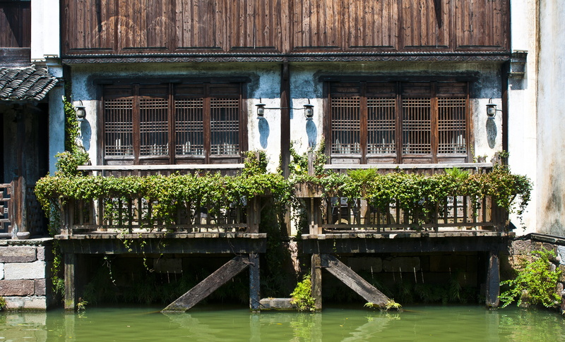 line, built structure, plant, tile, abandoned, the mottled, no people, building exterior, tengman, doors and windows, waterfront, antiquity, window, lamp