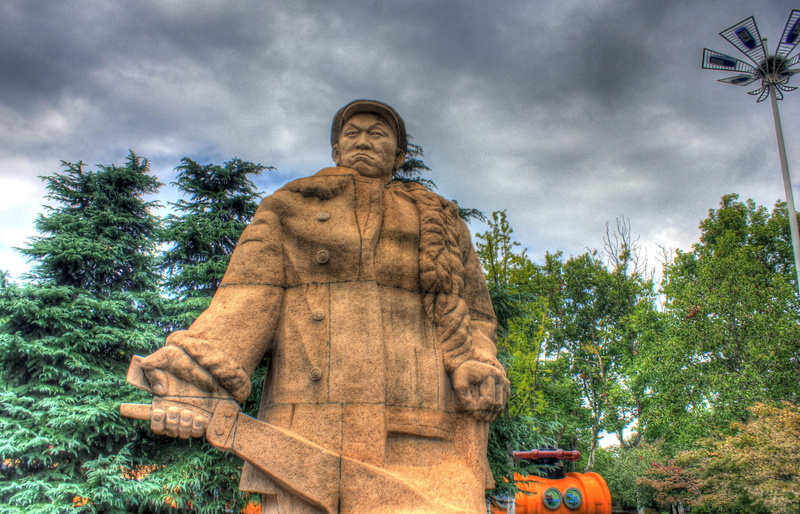 low angle view, art and craft, creativity, china, sculpture, hero, cloud - sky, memorial, male likeness, human representation, monument, representation