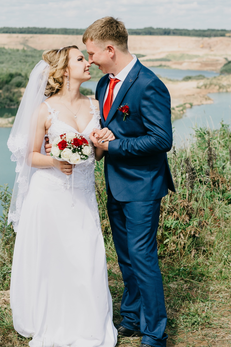 daytime, people, bouquet, green, adult, 5K, elegant, women, plants, wedding dress, bridegroom, wedding bouquet, plant, looking, young adult, two people