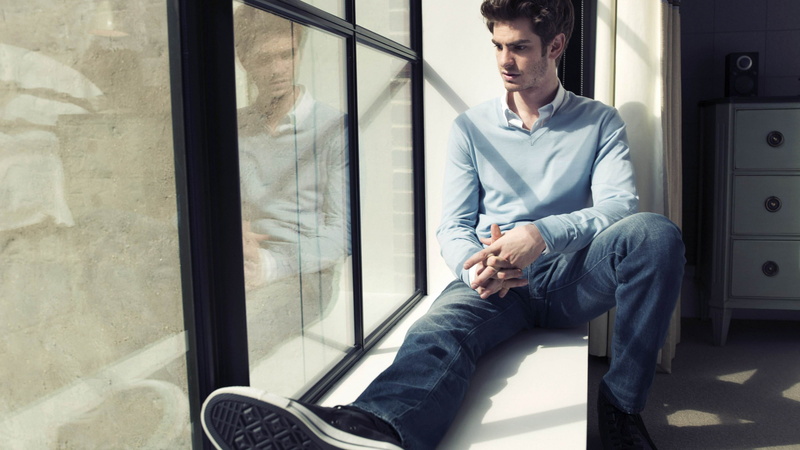 white, 4K, blue, jeans, daytime, gray, sitting, man, table, actor, sweater, Most Popular Celebs in 2015, side, faded, Andrew Garfield, The Amazing Spider-Man
