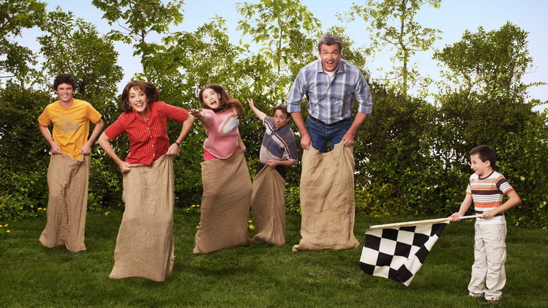 Cast, people, group of people, plant, happiness, daughter, 1080P, emotion, TV Show, standing, Neil Flynn, males, men, offspring, females, The Middle, childhood