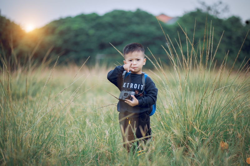 pointing, child, sunset, males, outdoors, summer, holding, landscape, travel, innocence, leisure activity, boy, 5K, casual clothing, standing, green, offspring