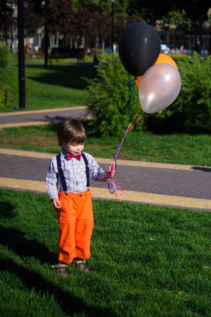 standing, childhood, fun, plant, photo, real people, happiness, 5K, kid, enjoyment, lawn, balloons, boys, one person, tree, nature, leisure activity, cute