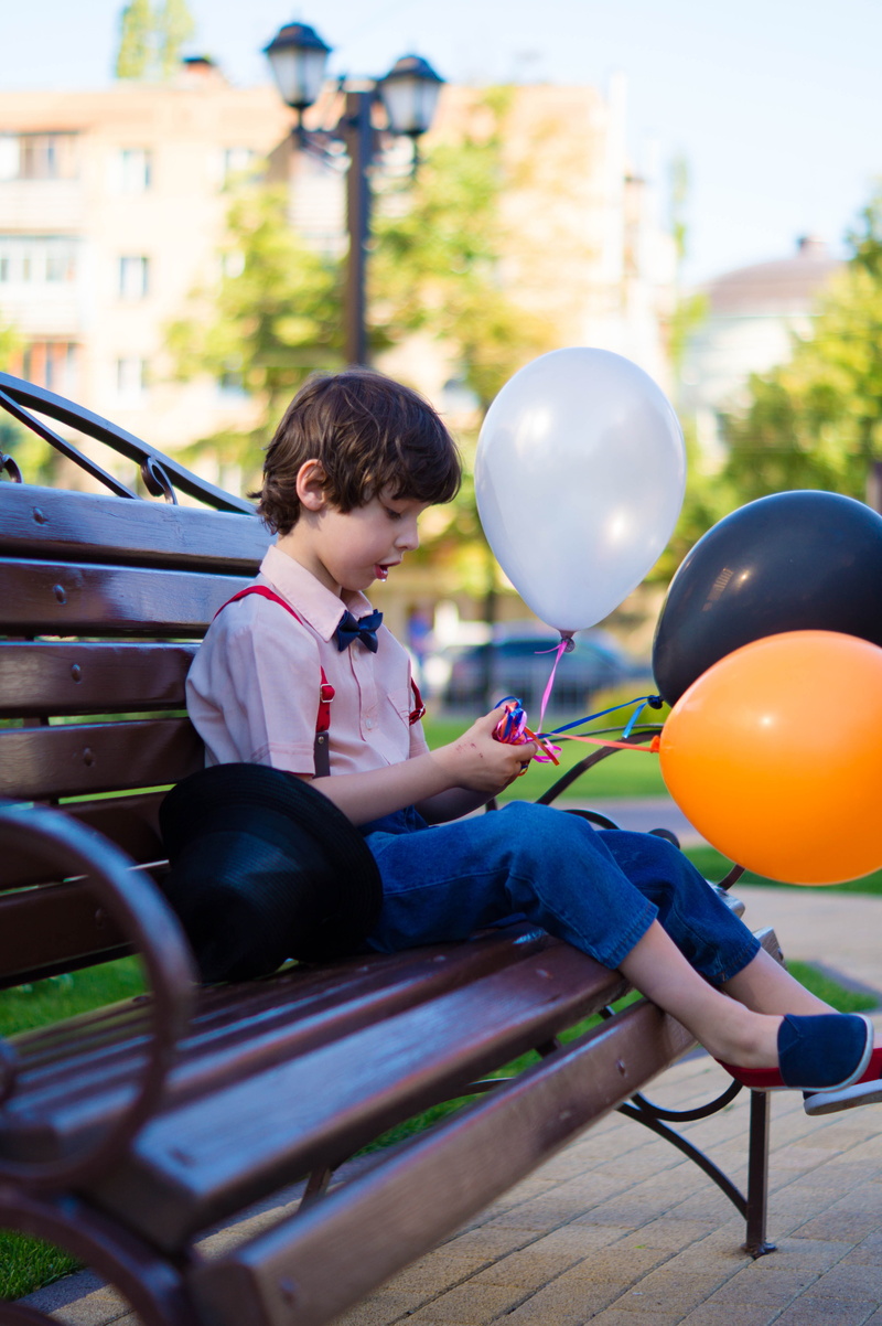 lifestyles, males, balloon, child, sitting, one person, cute, holding, girls, full length, person, fun, real people, 5K, childhood, innocence, young, boy