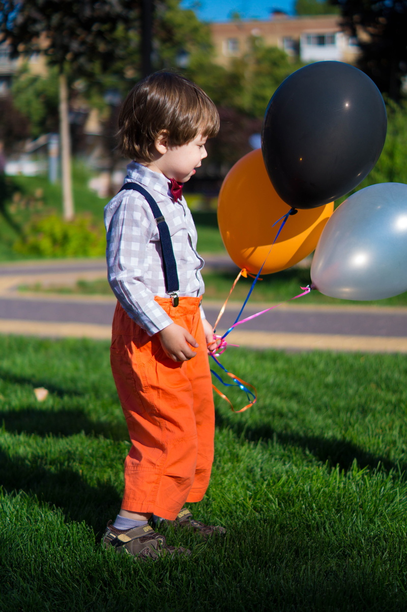 real people, balloon, son, boy, focus on foreground, innocence, child, 5K, three, suspenders, balloons, daylight, paved pathway, plant, boys, outdoors
