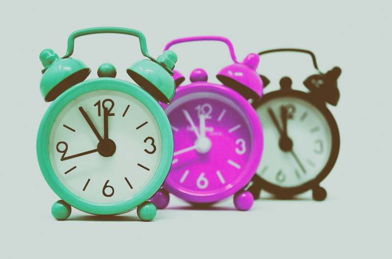 time indicating, cut out, alarm clock, time of, purple, time, transience, group of objects, bell, studio shot, number, white background, close-up, clock hand