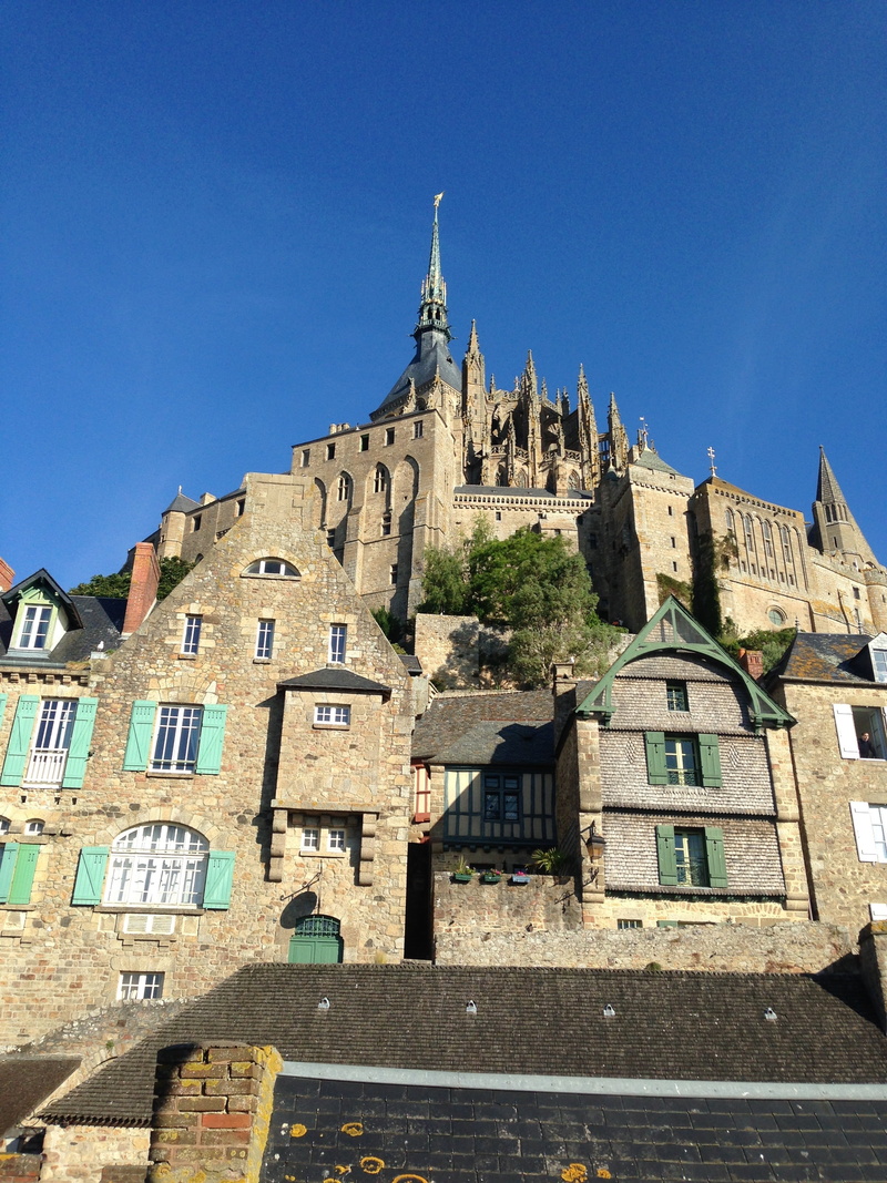 blue, building exterior, clear sky, city, history, mont st michel, sunlight, place of worship, built structure, day, the past, 2K, copy space, no people