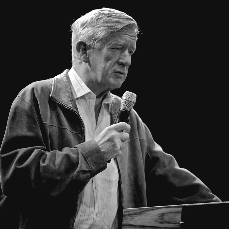 2K, microphone, waist up, bill weld, speech, gesturing, males, one person, vice, libertarian party, election, president, holding, input device, talking