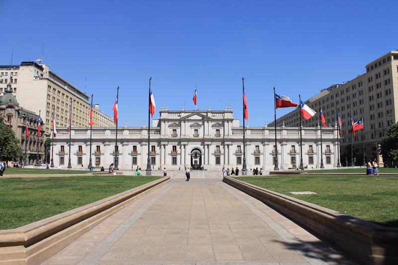 facade, nature, grass, la moneda, politics and government, built structure, summer, famous Place, chile, incidental people, democracy, city, clear sky