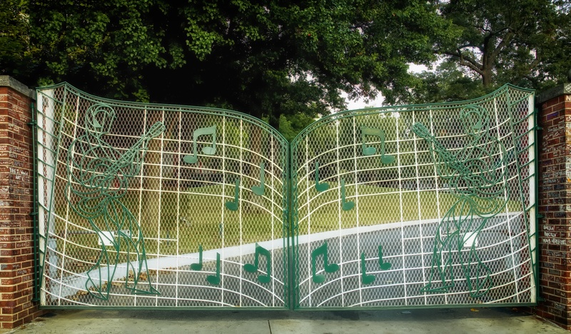 gates, barrier, wire, 1080P, no people, nature, safety, tennessee, home of elvis presley, sport, outdoors, protection, boundary, metal, absence, historic