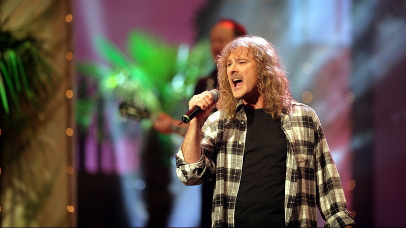 performance, sport, wolfgang petry, plaid, singer, hair, senior adult, enjoyment, one person, input device, music, indoors, stage, s, white, black, rock music