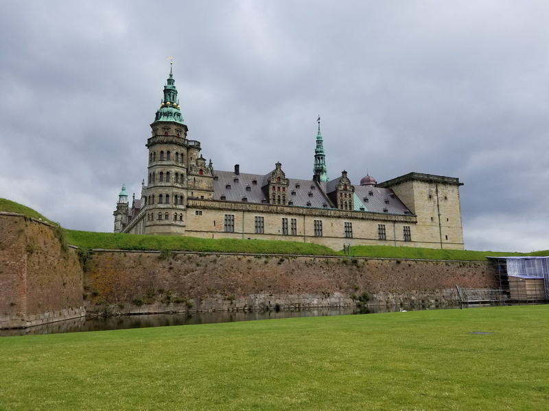 history, shakespeare, building exterior, danish, nature, travel destinations, no people, tower, tourism, moat, green color, outdoors, the past, grass, architecture