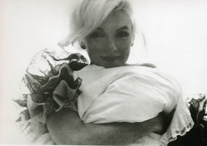 lifestyles, one person, smiling, beautiful woman, Marilyn Monroe, women, emotion, headshot, actress, leisure activity, adult, indoors, 2K, hairstyle, females