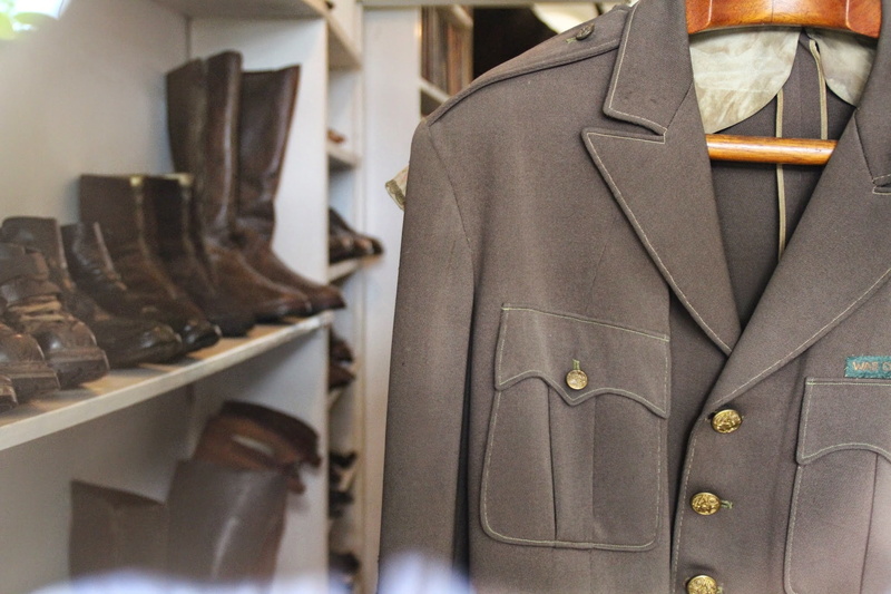 hemingway, coat, boutique, military, business, indoors, hanging, suit, garment, dressmakers model, clothing, uniform, shopping, 1080P, mannequin, men