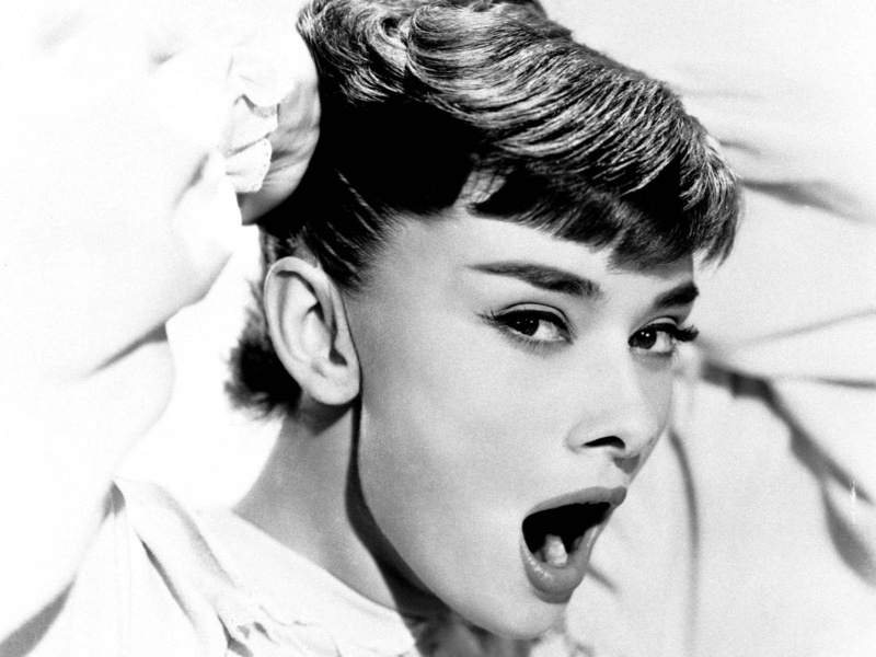 young women, Audrey Hepburn, young adult, mouth, Actresses, indoors, lifestyles, leisure activity, one person, 1080P, real people, beauty, focus on foreground