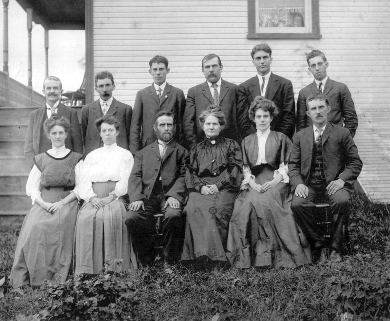 old, 720P, old-fashioned, people, females, full length, adult, males, childhood, architecture, child, mother, history, photo, the past, women, black and white