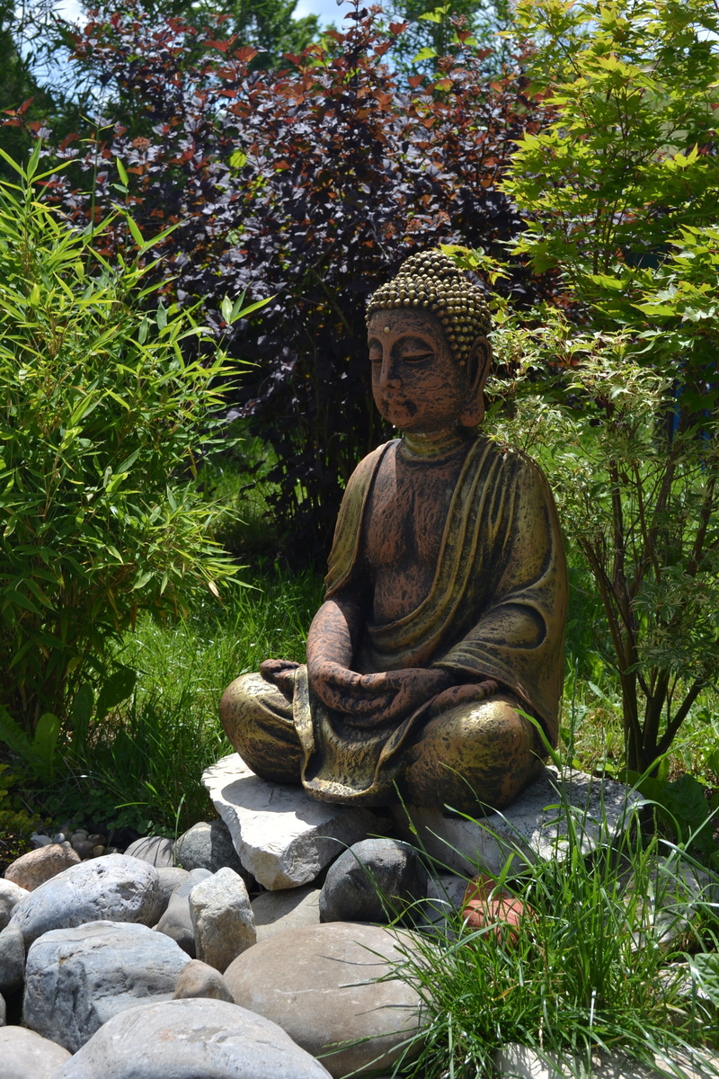 outdoors, growth, nature, 2K, idol, male likeness, meadow, garden, sculpture, solid, statue, representation, human representation, no people, day, tree