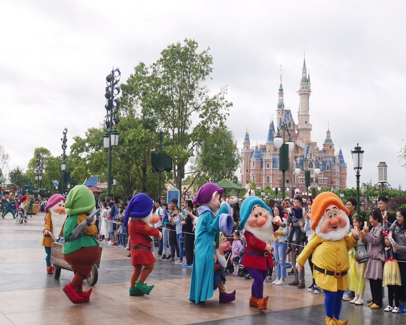 sky, group of people, nature, street, 1080P, architecture, happy, shanghai disneyland, crowd, women, dwarf, day, theme-park, outdoors, built structure