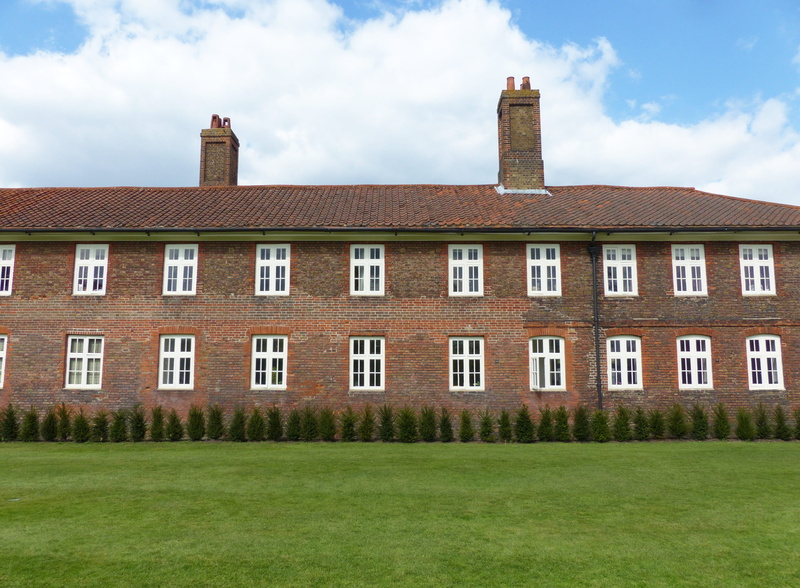 king henry viii, nature, residential district, courthouse, window, 2K, lawn, england, english garden, english house, brick house, hampton, day, no people
