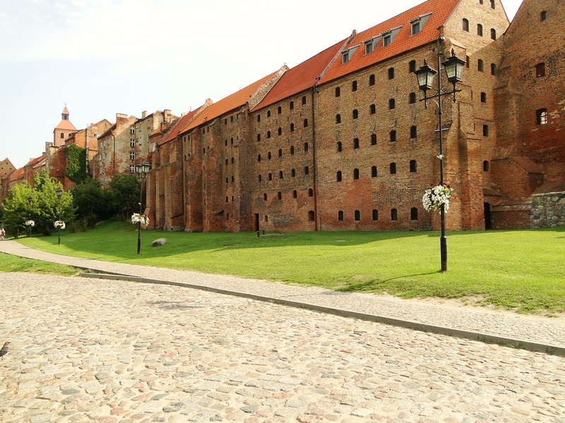 day, plant, footpath, house, the past, the gothic, the palace, lawn, built structure, 2K, street, tourism, outdoors, crate bornwalda, window, poland, history