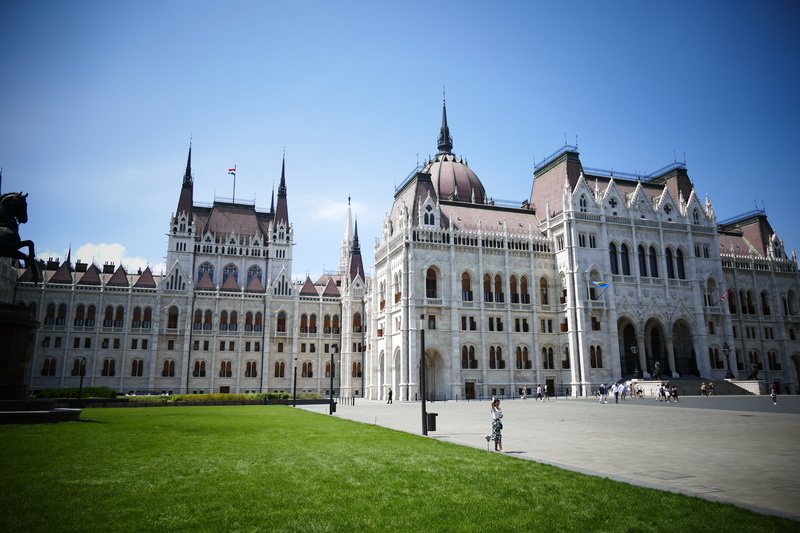 built structure, travel destinations, grass, the past, the palace, nature, lawn, history, 5K, city, government, the parliament, sky, travel, at the court of