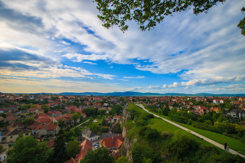 sun, built structure, grass, landscape, photo, tree, beauty in nature, spring, horizon, residential district, 5K, yellow, landscapes, cloud - sky, plant