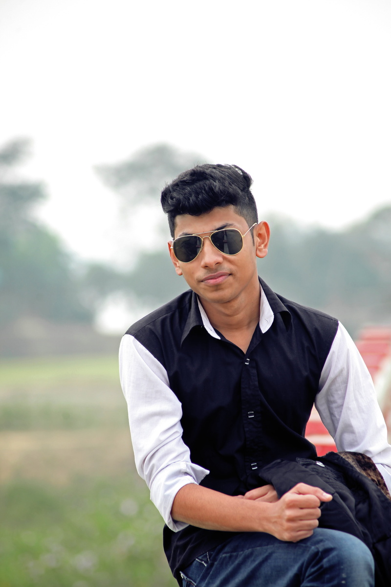 smiling, clothing, young adult, standing, male, young men, casual clothing, people, mid adult, outdoors, only men, sun glass, one person, nature, boy, glasses