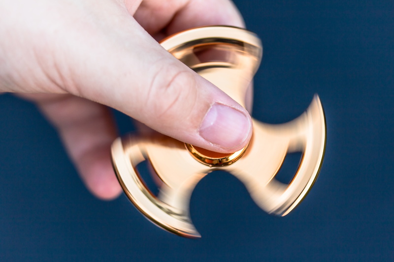 fidget spinner, people, colored background, close-up, gold, blade, day, ball bearings, metal, in rotation, outdoors, fun, holding, spinner, 5K, human body part