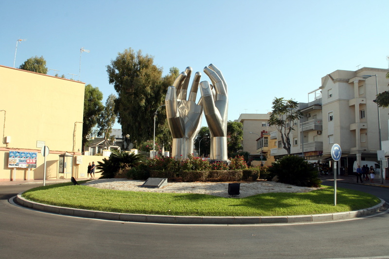 sculpture, roundabouts, streets, art and craft, building, tree, 4K, building exterior, day, sky, street, sunlight, clear sky, outdoors, built structure