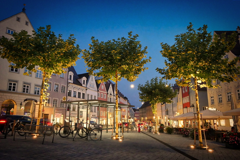 lighting, tree, building, dusk, incidental people, evening, lamps, houses, street, sky, hauptplatz, elm, outdoors, built structure, 4K, lanterns, cafe