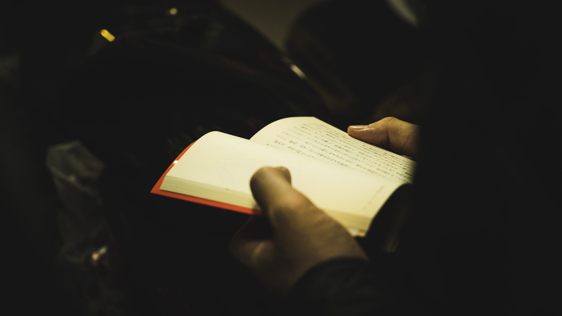 gold, reading, hand, selective focus, close-up, diploma, holding, text, human hand, japan, 4K, desk, leisure activity, paper, education, diary, credit card