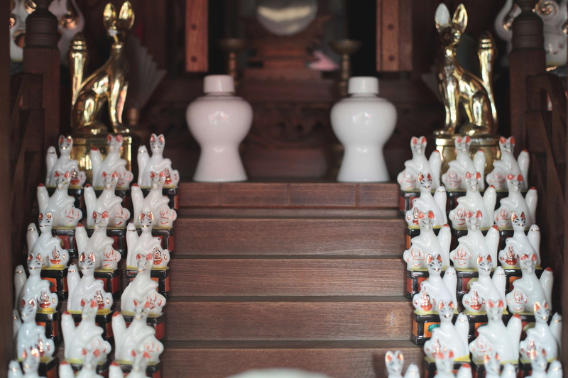 gold, variation, foxes, 4K, order, still life, day, figure, craft, animal, many, no people, inari, in a row, theme numbers, table, abundance, red, large group of objects