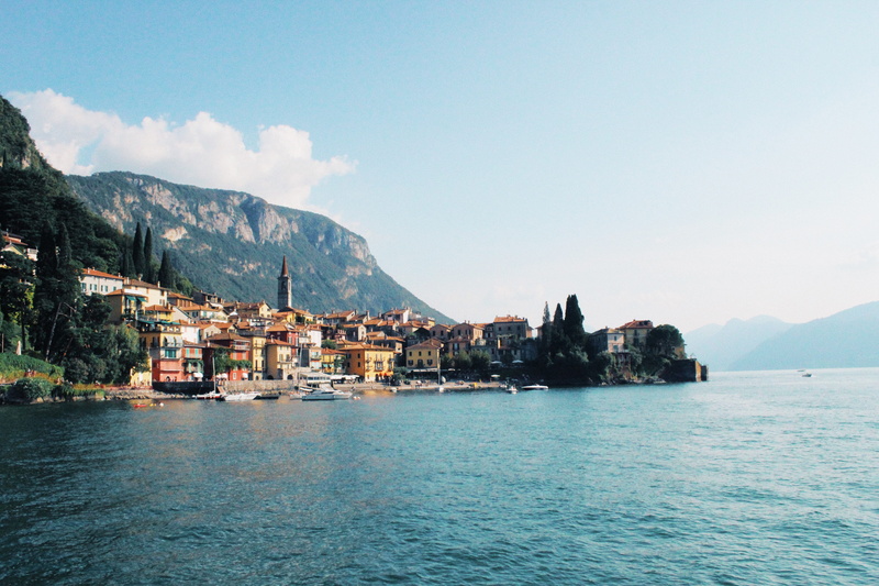 waterfront, nature, 5K, built structure, view into land, surrounded, beauty in nature, coast, shoreline, water, residential district, no people, varenna