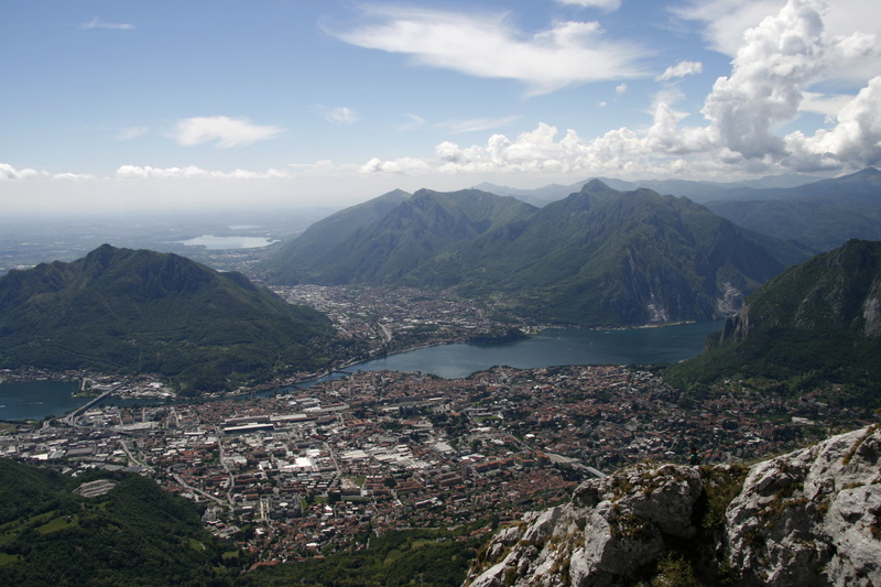tranquil scene, mountains, townscape, lake como, beauty in nature, environment, cityscape, building exterior, landscape, cloud - sky, water, day, tranquility
