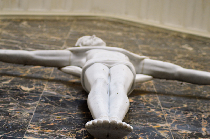 body part, monument, angel, selective focus, water, sculpture, representation, statue, focus on foreground, day, bone, nature, animal body part, single object