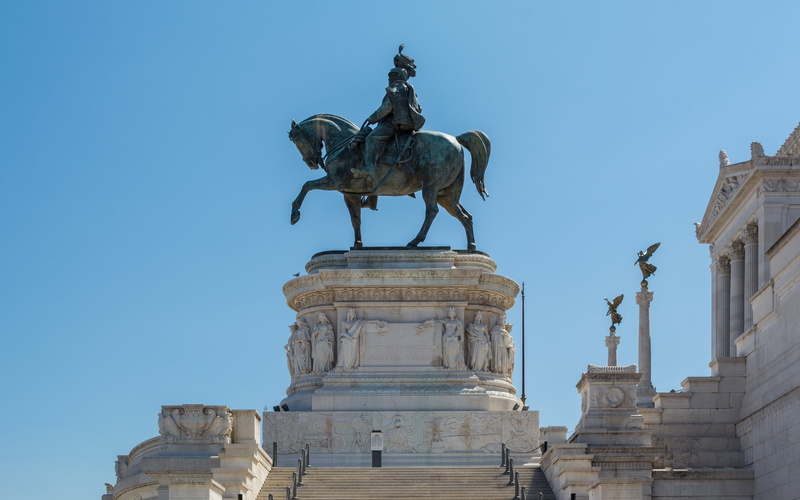 rome, statue, creativity, history, monument to vittorio emanuele ii, the past, outdoors, representation, 5K, clear sky, livestock, blue, city gate, architectural column