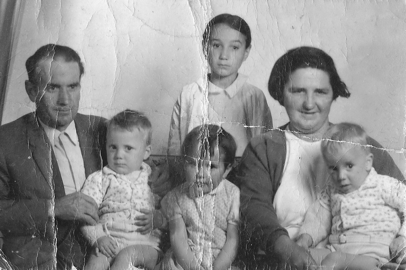 indoors, pilar, sister, son, ciudad rodrigo (salamanca), portrait, sitting, boys, antiguas familia, females, males, group of people, girls, men, offspring