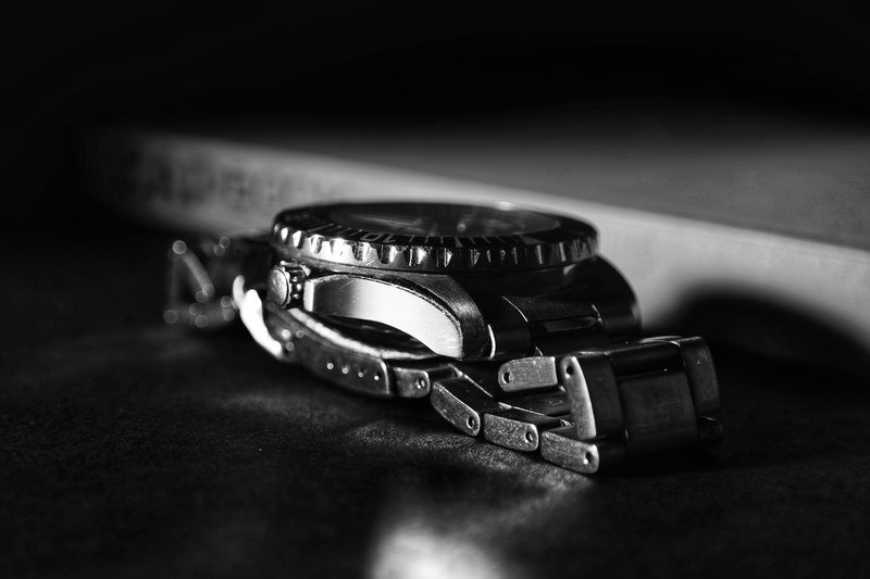 camera - photographic equipment, black and white, studio shot, grayscale, studio, 4K, indoors, photo, high angle view, minimalistic, sign, single object