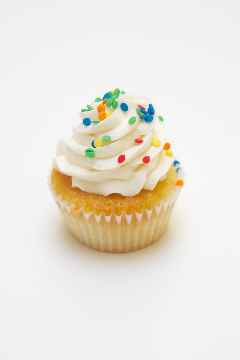 cupcake, single object, white background, close-up, food, frosted, frosting, no people, indulgence, delicious, 4K, sprinkles, dessert, tasty, cupcake holder
