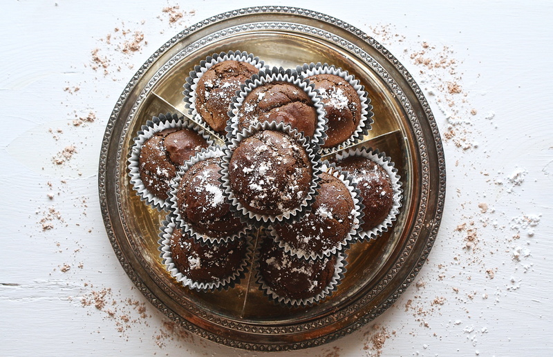 cupcakes, sweet food, temptation, food, platter, chocolate, food and drink, confection, studio shot, indoors, powdered sugar, cocoa, no people, homemade