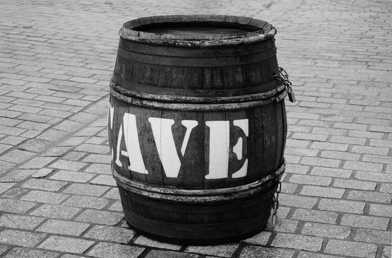 stone, paving stone, outdoors, tonneau, bois, cylinder, day, container, garbage can, cobblestone, vin, footpath, high angle view, pattern, barrel, 4K