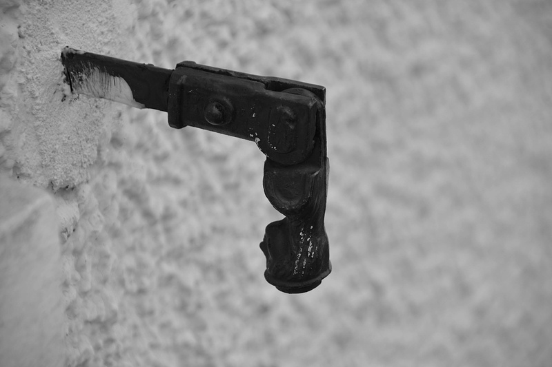 faucet, single object, day, nature, water, 4K, gun, volets, personnage, mur, maison ancienne, metal, selective focus, focus on foreground, aggression
